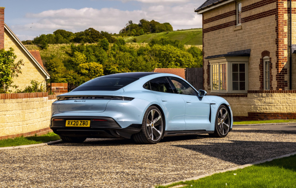 Автомобиль Porsche Taycan 4S 2021 года у дома