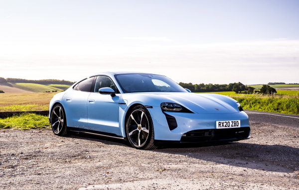 Голубой автомобиль Porsche Taycan 4S 2021 года