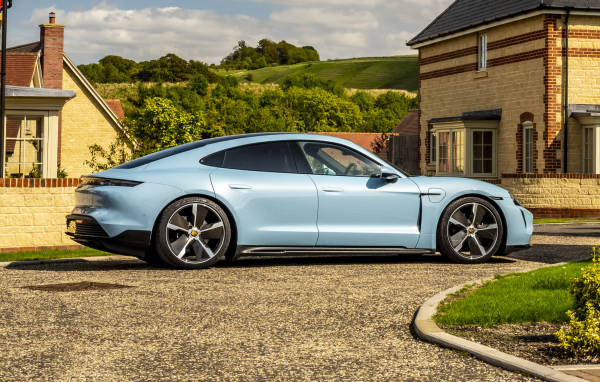 Автомобиль Porsche Taycan 4S 2021  года вид сбоку