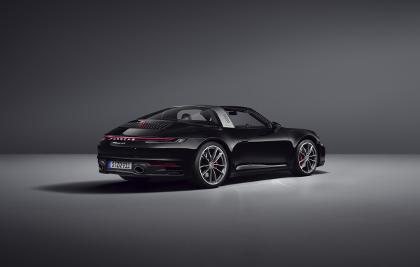 Черный автомобиль Porsche 911 Targa 4S 2020 года вид сзади на сером фоне