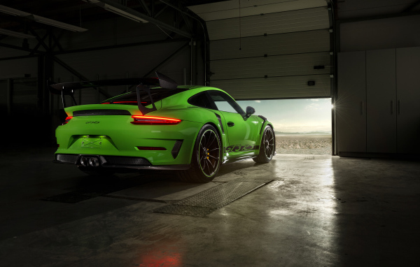 Зеленый автомобиль Porsche GT3 RS вид сзади