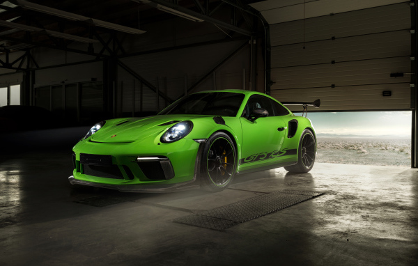 Зеленый автомобиль Porsche GT3 RS в гараже