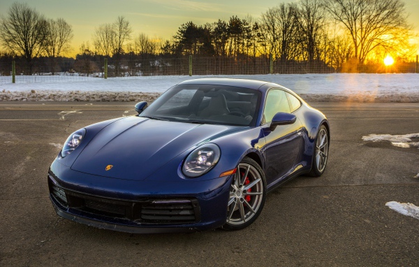 Автомобиль  Porsche 911 Carrera, 2020 года в лучах зимнего солнца