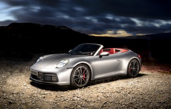Автомобиль Porsche 911 Carrera 4S Cabriolet вечером