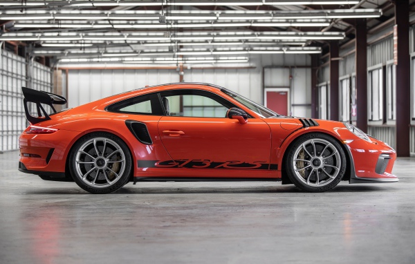 Быстрый автомобиль Porsche 911 GT3 RS вид сбоку 