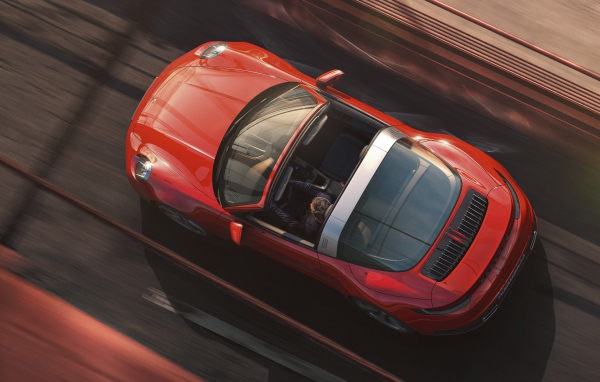 Автомобиль Porsche 911 Targa 4, 2020 года вид сверху