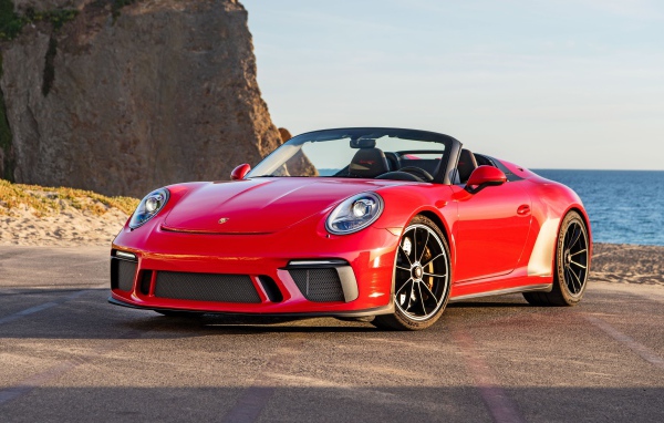 Красный автомобиль Porsche 911 Speedster, 2019 года у воды