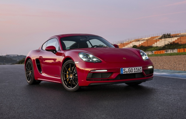 Красный автомобиль Porsche 718 Cayman GTS 4,  2020  года на стадионе