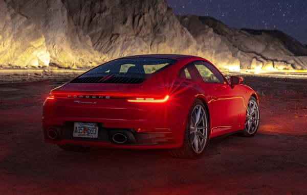Красный автомобиль  Porsche 911 Carrera S, 2020 года в горах ночью 