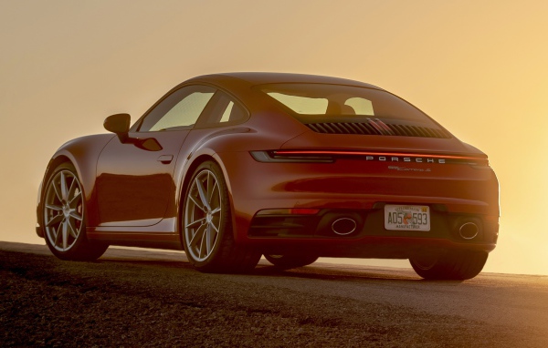 Красный автомобиль  Porsche 911 Carrera S, 2020 года вид сзади