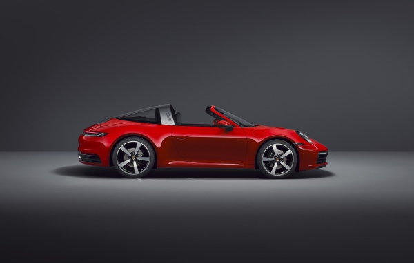 Красный кабриолет Porsche 911 Targa 4 2020 года на сером фоне