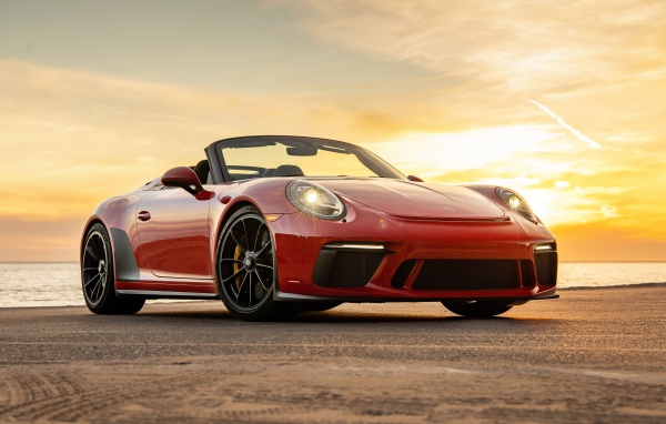 Красный кабриолет Porsche 911 Speedster, 2019 года на фоне заката 