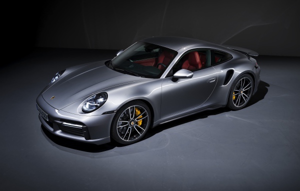 Серебристый автомобиль Porsche 911 Turbo S 2020 года вид сверху 