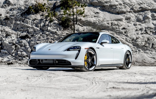 Белый  Porsche Taycan Turbo S, 2020 года у горы 