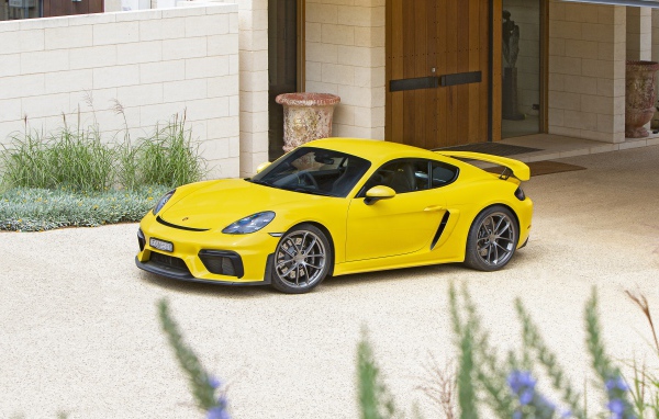 Желтый автомобиль Porsche 718 Cayman GT4,  2020 года