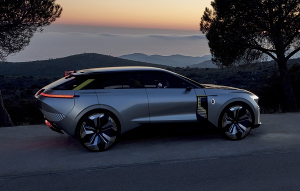 Внедорожник Renault Morphoz 2020 года на фоне заката