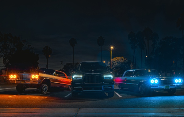 Автомобили Rolls-Royce Cullinan, 2020 года с включенным фарами