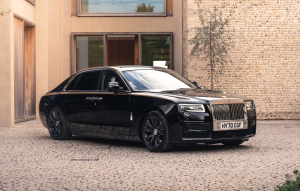 Черный деловой автомобиль Rolls-Royce Ghost EWB 2020 года у дома 