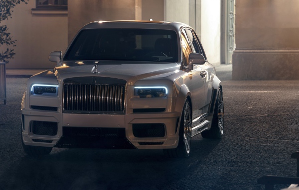 Белый автомобиль  Rolls-Royce Cullinan 2020 года в городе 