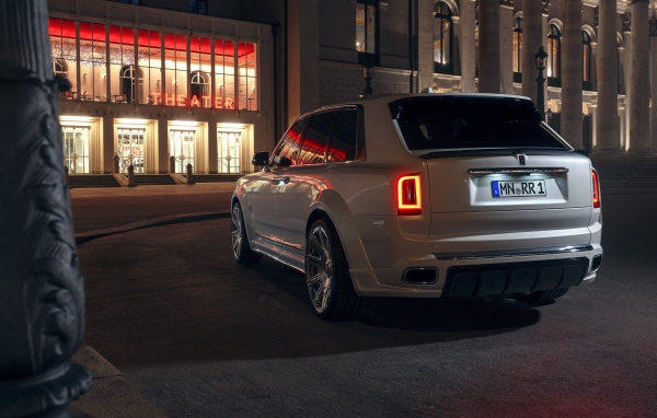 Белый внедорожник  Rolls-Royce Cullinan 2020 года вид сзади