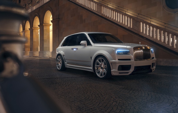 Белый автомобиль  Rolls-Royce Cullinan 2020 года у лестницы