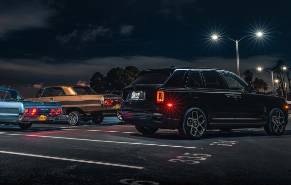 Черный Rolls-Royce Cullinan, 2020 года вид сзади