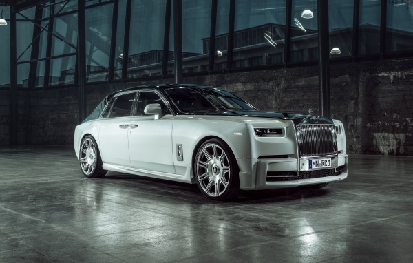 Стильный дорогой автомобиль  Rolls-Royce Phantom 2019 года
