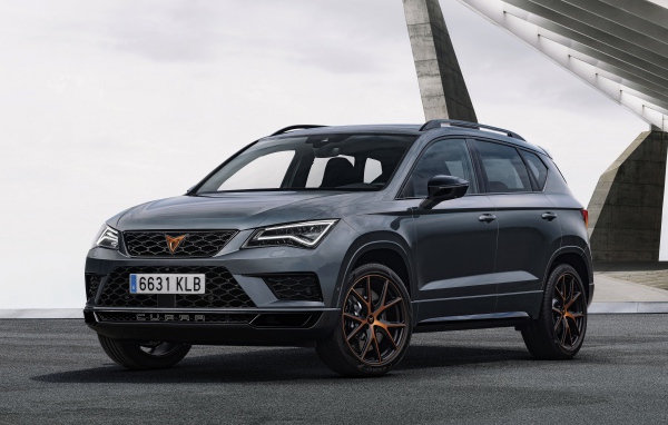 Автомобиль Seat Cupra Ateca у здания