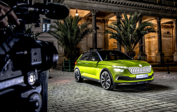 Внедорожник Skoda Vision X 2019 года у старого здания
