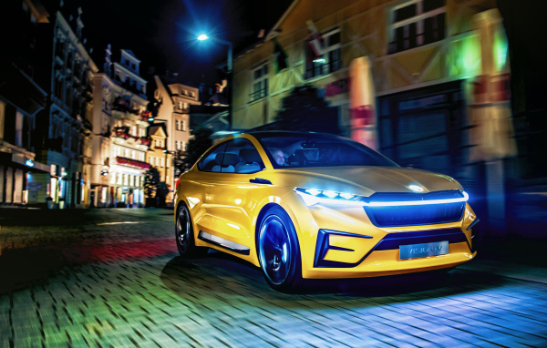 Желтый автомобиль Skoda Vision IV 2019 года на улице города