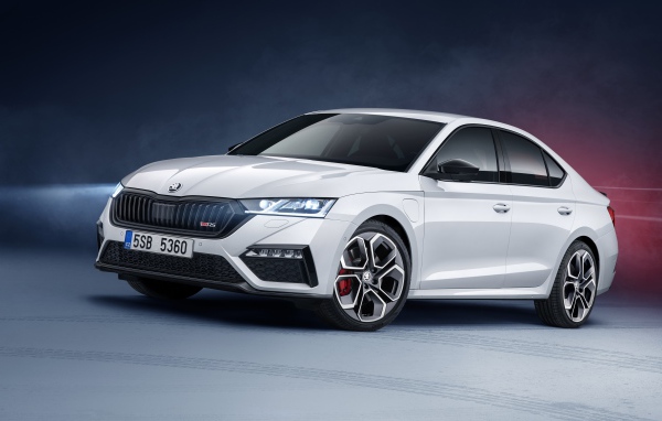 Белый автомобиль Skoda Octavia RS IV 2020 года на сером фоне
