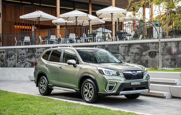 Кроссовер Subaru Forester, 2020 года стоит у кафе