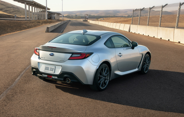 Серебристый автомобиль Subaru BRZ, 2022 года вид сзади