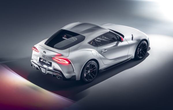 Автомобиль Toyota GR Supra 2L 2020 года на сером фоне