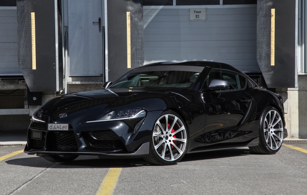 Черный автомобиль Toyota GR Supra 2020 года 