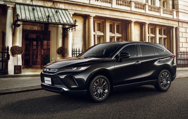 Черный автомобиль Toyota Harrier 2020 года у старого дома