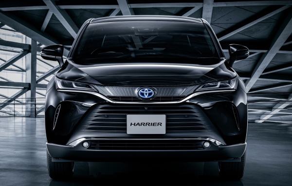 Черный автомобиль Toyota Harrier 2020 года вид спереди