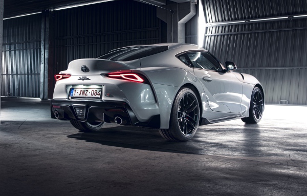 Белый автомобиль Toyota GR Supra 2 Fuji Speedway Edition 2020 года вид сзади 