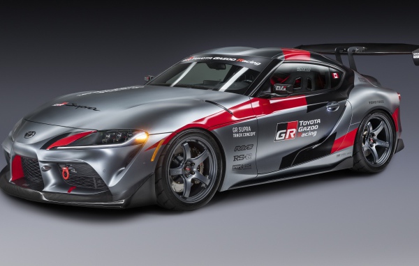 Автомобиль Toyota GR Supra,  2020 года на сером фоне 