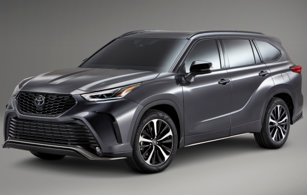 Серый внедорожник Тайота на сером фоне, 2021 года