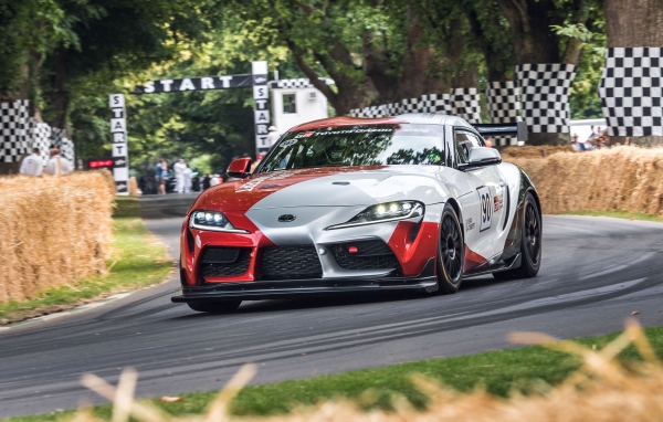 Спортивный автомобиль Toyota GR Supra GT4 Concept  на гонках 