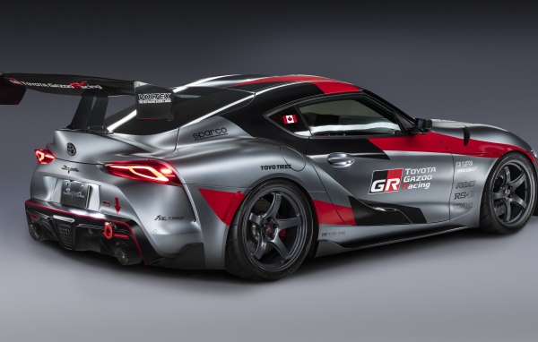 Спортивный автомобиль Toyota GR Supra Track Concept 2020 года вид сзади на сером фоне