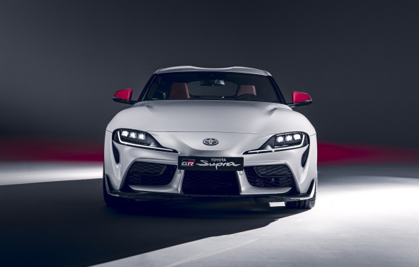 Белый автомобиль Toyota GR Supra 2L 2020 года вид спереди