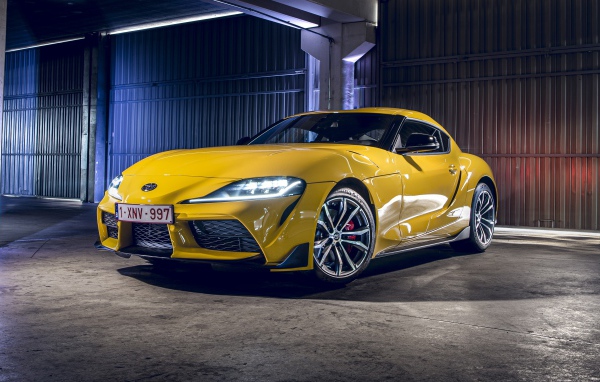 Желтый автомобиль Toyota GR Supra 2, 2020 года 