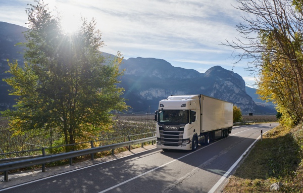 Дальнобойная фура Scania Roads Trucks R410 на трассе в горах 