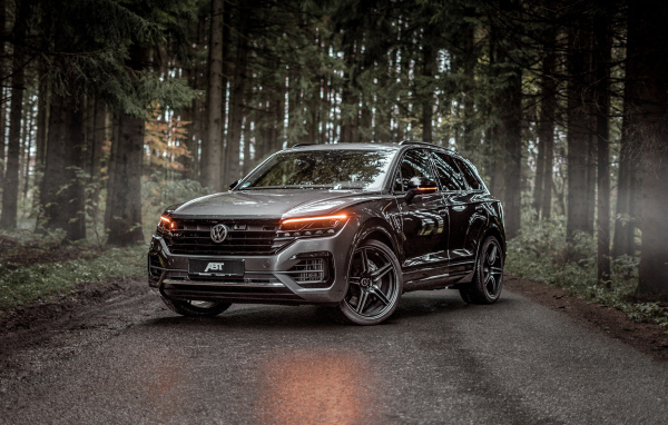 Внедорожник Volkswagen Touareg V8 TDI R-Line 2019 года в лесу