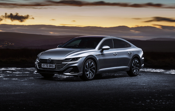 Серебристый автомобиль Volkswagen Arteon R-Line 2020 года
