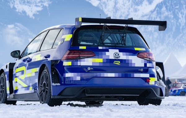 Спортивный автомобиль Volkswagen ER1 Concept 2020 года в горах 