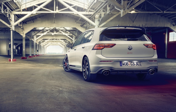 Автомобиль Volkswagen Golf GTI Clubsport 2020 года вид сзади 