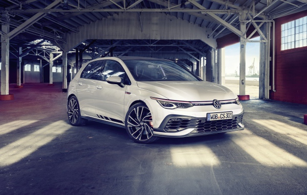 Белый автомобиль Volkswagen Golf GTI Clubsport 2020 года в гараже